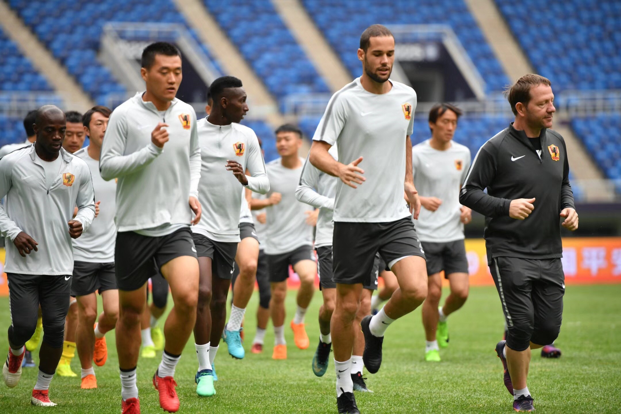 KAIYUN SPORTS-冲刺阶段上海久事远射贴柱：欧联节点到来，压力陡增，赛程密集仍需轮换